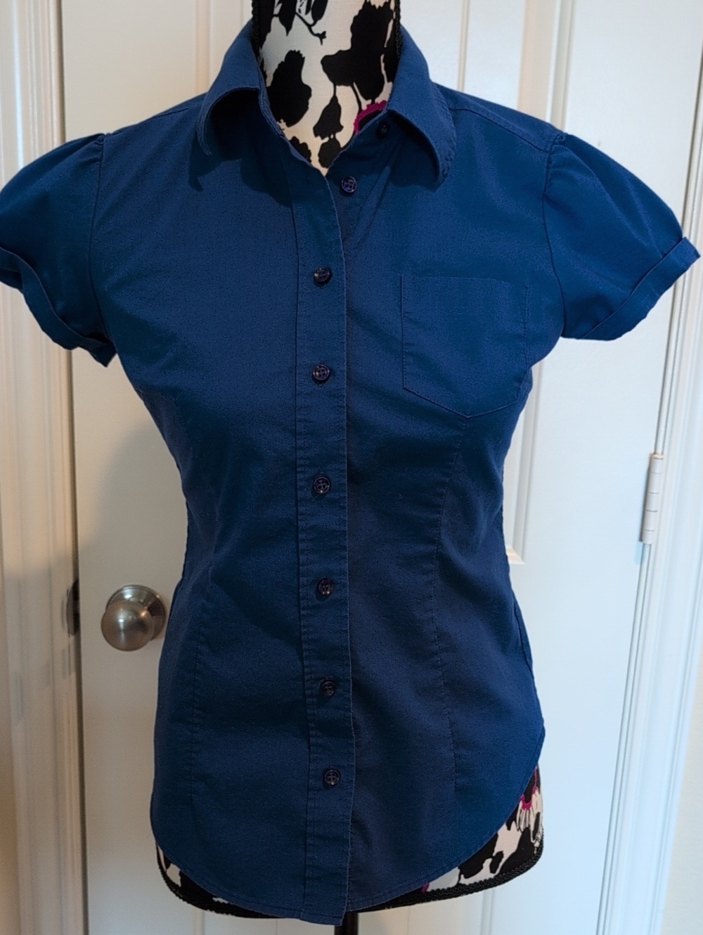 New York & Company Short-Sleeve Button-Down Shirt in Blue Size XS